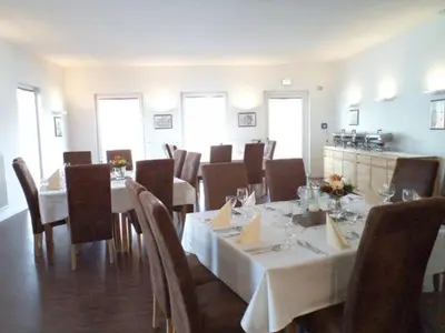 Ein Sitzbereich in der Unterkunft Das Neue Hotel Am Park