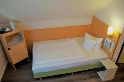 Ein Bett oder Betten in einem Zimmer der Unterkunft Hotel-Restaurant Zum Schwanen