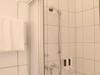 Ein Badezimmer in der Unterkunft Brunnen Hotel