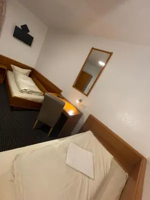 Ein Bett oder Betten in einem Zimmer der Unterkunft Brunnen Hotel