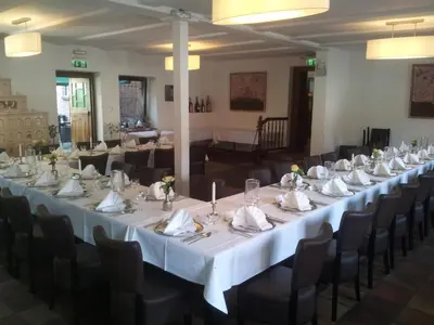 Ein Restaurant oder anderes Speiselokal in der Unterkunft Hotel Schwarzer Adler