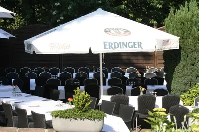 Ein Restaurant oder anderes Speiselokal in der Unterkunft Hotel Schwarzer Adler