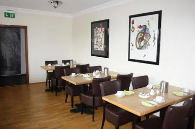 Ein Restaurant oder anderes Speiselokal in der Unterkunft Hotel Schwarzer Adler