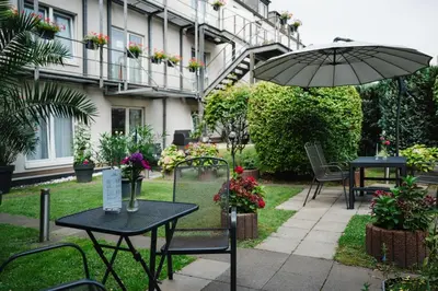 Ein Garten an der Unterkunft Hotel Mirage