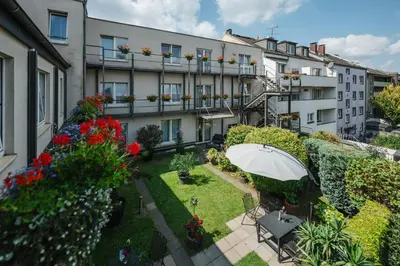 Ein Garten an der Unterkunft Hotel Mirage