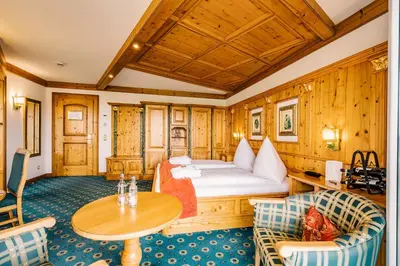 Ein Bett oder Betten in einem Zimmer der Unterkunft Schloss Hotel Holzrichter