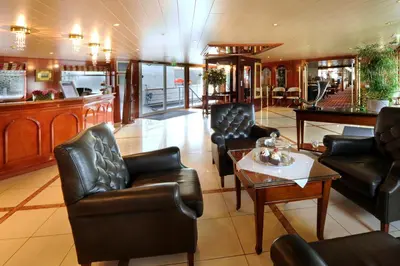 Ein Sitzbereich in der Unterkunft Hotelschiff Messe Düsseldorf