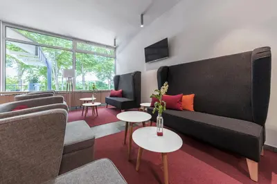 Ein Sitzbereich in der Unterkunft Serways Hotel Remscheid