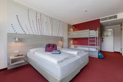 Ein Bett oder Betten in einem Zimmer der Unterkunft Serways Hotel Remscheid