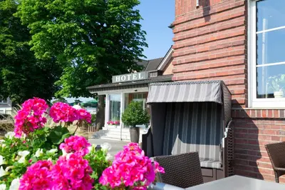 Ein Garten an der Unterkunft Landgasthof-Hotel Zum Steverstrand