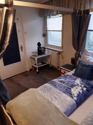 Ein Bett oder Betten in einem Zimmer der Unterkunft Historisch übernachten Brinkerplatz 3