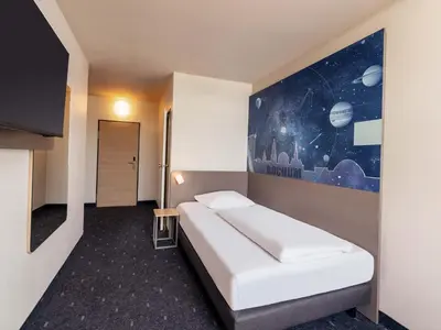 Ein Bett oder Betten in einem Zimmer der Unterkunft B&B HOTEL Bochum Hbf-Nord
