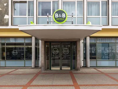 Eine Fassade oder ein Eingang zu B&B HOTEL Bochum Hbf-Nord