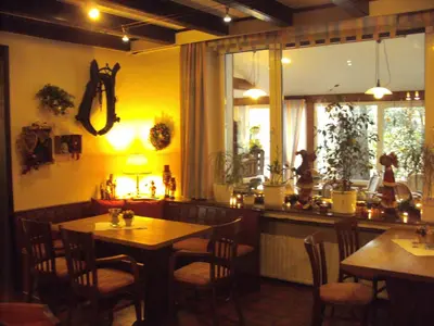Ein Restaurant oder anderes Speiselokal in der Unterkunft Hotel Zum Grunewald