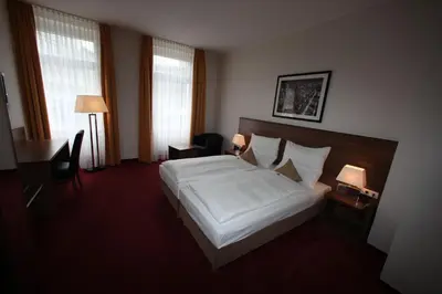 Ein Bett oder Betten in einem Zimmer der Unterkunft Arcade Hotel