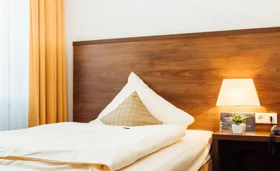Ein Bett oder Betten in einem Zimmer der Unterkunft Arcade Hotel