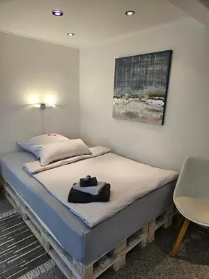 Ein Bett oder Betten in einem Zimmer der Unterkunft Standardzimmer nahe Messe und Airport