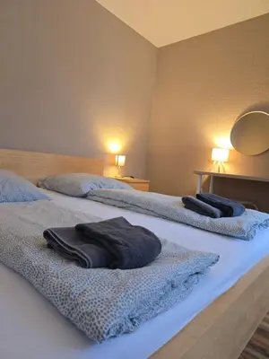 Ein Bett oder Betten in einem Zimmer der Unterkunft Rhein Living Apartment - Balkon und Rheinpromenade