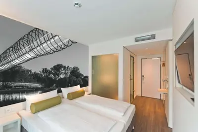 Ein Bett oder Betten in einem Zimmer der Unterkunft Super 8 by Wyndham Oberhausen am Centro