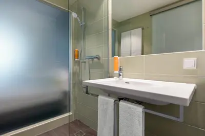 Ein Badezimmer in der Unterkunft Super 8 by Wyndham Oberhausen am Centro
