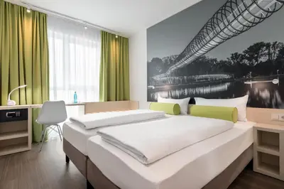 Ein Bett oder Betten in einem Zimmer der Unterkunft Super 8 by Wyndham Oberhausen am Centro