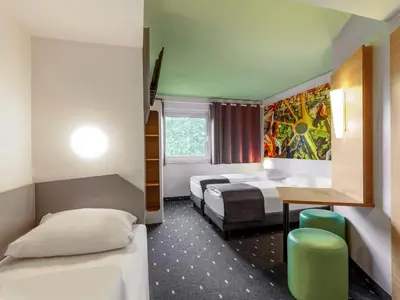 Ein Bett oder Betten in einem Zimmer der Unterkunft B&B HOTEL Dortmund-Messe
