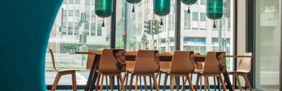 Ein Sitzbereich in der Unterkunft Motel One Düsseldorf Hauptbahnhof