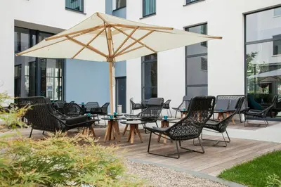 Ein Sitzbereich in der Unterkunft Motel One Düsseldorf Hauptbahnhof