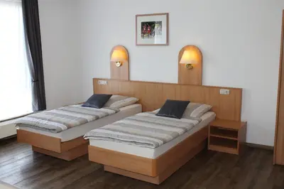 Ein Bett oder Betten in einem Zimmer der Unterkunft TOTO's Gasthaus