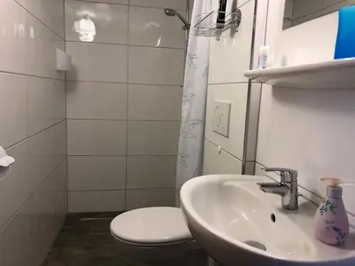 Ein Badezimmer in der Unterkunft Messezimmer 4u
