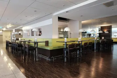 Ein Restaurant oder anderes Speiselokal in der Unterkunft Webers - Das Hotel im Ruhrturm