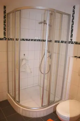 Ein Badezimmer in der Unterkunft Messezimmer 4 u 2