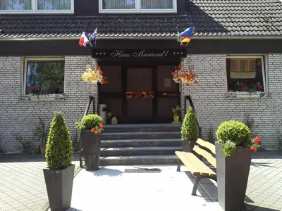 Eine Fassade oder ein Eingang zu Haus Mariandl