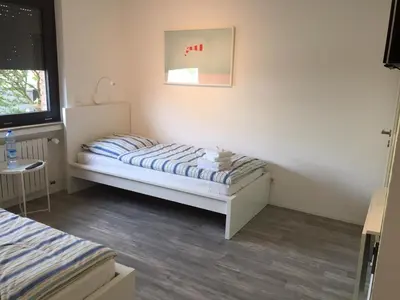 Ein Bett oder Betten in einem Zimmer der Unterkunft Zimmer nahe Messe und Flughafen