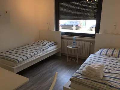 Ein Bett oder Betten in einem Zimmer der Unterkunft Zimmer nahe Messe und Flughafen