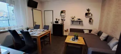 Ein Sitzbereich in der Unterkunft Ferienwohnung Talblume