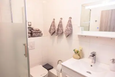 Ein Badezimmer in der Unterkunft T&K Apartments near Messe Fair Trade Düsseldorf und Airport 2B
