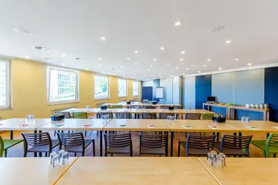 Ein Restaurant oder anderes Speiselokal in der Unterkunft mk hotel remscheid