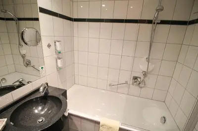 Ein Badezimmer in der Unterkunft Hotel National Düsseldorf (Superior)