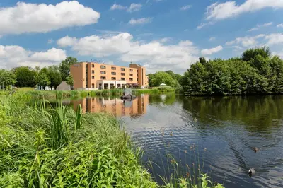 Blick auf einen Fluss in der Nähe des Hotels