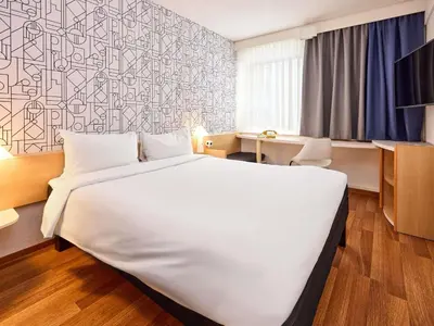 Ein Bett oder Betten in einem Zimmer der Unterkunft ibis Hotel Düsseldorf Hauptbahnhof