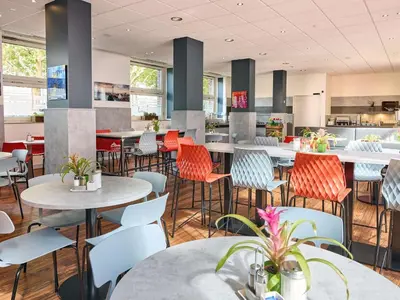 Ein Restaurant oder anderes Speiselokal in der Unterkunft ibis Hotel Düsseldorf Hauptbahnhof