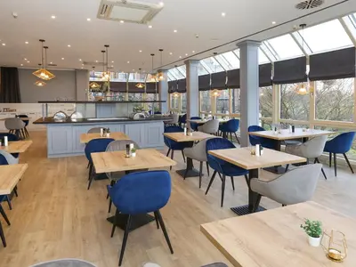 Ein Restaurant oder anderes Speiselokal in der Unterkunft DORMERO Hotel Meerbusch