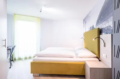 Ein Bett oder Betten in einem Zimmer der Unterkunft HOTEL Am Spichernplatz