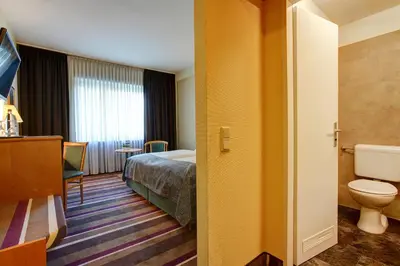 Ein Bett oder Betten in einem Zimmer der Unterkunft Sure Hotel by Best Western Ambassador Duesseldorf