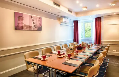 Ein Sitzbereich in der Unterkunft Leonardo Hotel Düsseldorf City Center