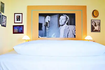 Ein Bett oder Betten in einem Zimmer der Unterkunft Retro - Art - Hotel Lünen