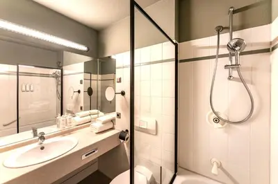 Ein Badezimmer in der Unterkunft Radisson Hotel Dusseldorf City Center