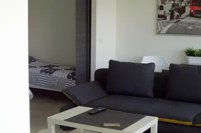 Ein Sitzbereich in der Unterkunft Modernes Apartment Duisburg