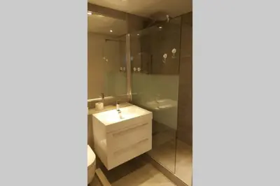 Ein Badezimmer in der Unterkunft Modernes Apartment Duisburg